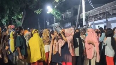 শনিবার রাতে ইডেন মহিলা কলেজের মূল ফটকের তালা ভেঙে বিক্ষোভ করেন আবাসিক হলের একদল শিক্ষার্থী (ফাইল ছবি)