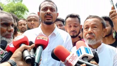 সাংবাদিকদের সঙ্গে কথা বলছেন এনসিপির মুখ্য সমন্বয়ক নাসীরুদ্দীন পাটওয়ারী