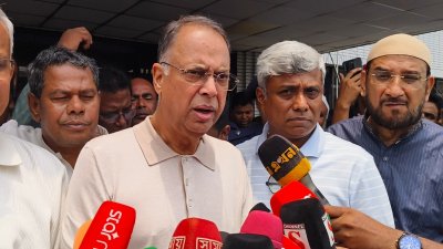 দিনাজপুরে সাংবাদিকদের সঙ্গে কথা বলেন মন্ত্রী ইকবাল হাসান মাহমুদ টুকু