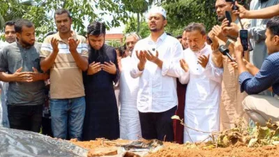 নিহতদের কবর জিয়ারত করেন এনসিপির মুখ্য সমন্বয়ক নাসীরুদ্দীন পাটওয়ারী