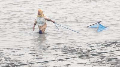 পরিবারকে টিকিয়ে রাখতে নারীরা বাধ্য হয়ে এই ঝুঁকিপূর্ণ পেশায় নামেন