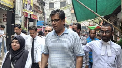 স্থায়ী জামিন আবেদন শুনানিতে আদালত চত্বরে সাংবাদিক আনিস আলমগীর