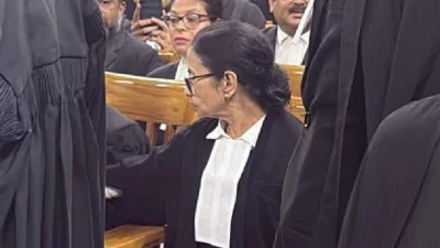 কলকাতা হাইকোর্টে আইনজীবী হিসেবে মমতা বন্দ্যোপাধ্যায়। ছবি: টেলিগ্রাফ ইন্ডিয়া