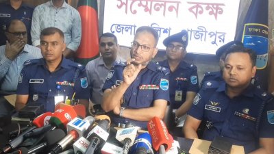 গাজীপুর পুলিশ সুপারের কার্যালয়ের সভাকক্ষে সংবাদ সম্মেলন করেন পুলিশ সুপার মো. শরিফ উদ্দীন