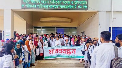 ইন্টার্ন চিকিৎসকরা চার দফা দাবিতে বুধবার রাত থেকে কর্মবিরতি পালন করছেন
