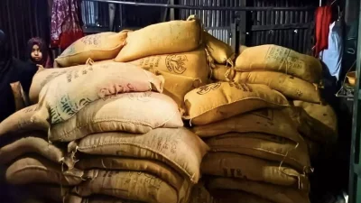 জামায়াত নেতার বাড়ি থেকে উদ্ধার চাল