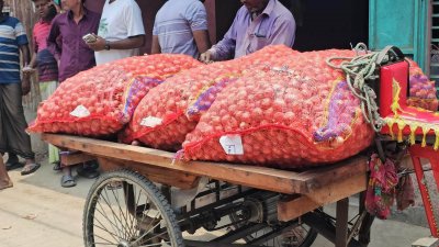 স্থানীয়ভাবে ‘ধলতা’ নামে পরিচিত এই প্রথার কারণে এক মণ পেঁয়াজ বিক্রি করতে গিয়ে কৃষকদের গুনতে হচ্ছে ৪২ কেজি