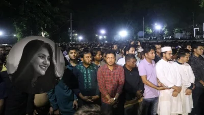 শহীদ মিনারে কারিনা কায়সারের তৃতীয় জানাজা (ছবি: আবির আহম্মেদ সুপ্ত)