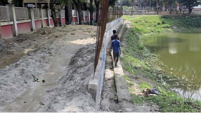 নির্মাণাধীন সড়কের গাইডওয়ালের একাংশ হেলে পড়েছে