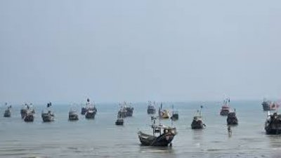 নাফ নদে জেলেনৌকা