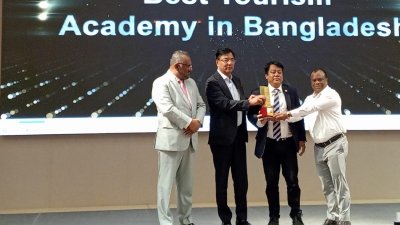 বনানীর শেরাটন হোটেলে টোয়াবের অ্যাওয়ার্ড অনুষ্ঠানে পর্যটন প্রতিমন্ত্রী এম রশিদুজ্জামান মিল্লাত। ছবি: সংগৃহীত