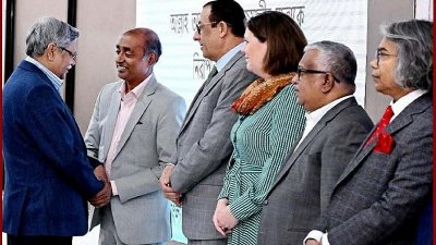 রাষ্ট্রপতি মো. সাহাবুদ্দিন যুক্তরাজ্য থেকে চিকিৎসা শেষে দেশে ফিরলে তাকে স্বাগত জানান আইনমন্ত্রী মো. আসাদুজ্জামানসহ ঊর্ধ্বতন কর্মকর্তারা