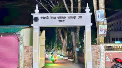 আদালতে দুই আইনজীবীর জুতা নিক্ষেপ ও মারামারি