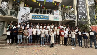 জগন্নাথ বিশ্ববিদ্যালয় (জবি) ক্যাম্পাসে লিফলেট বিতরণ করেছে জবি শাখা ছাত্রদল