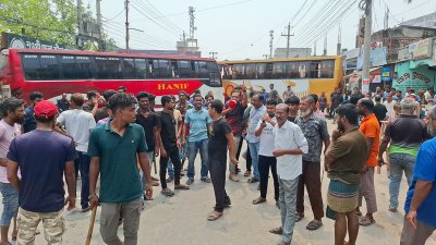 সড়কে ব্যারিকেড দিয়ে চলাচল বন্ধ করে দেন শ্রমিকরা