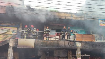 আগুন নিয়ন্ত্রণে ফায়ার সার্ভিসের ১০টি ইউনিট কাজ করছে