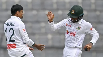 শেষ বিকালে দুটি উইকেট নিয়েছেন তাইজুল।