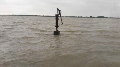 সাতক্ষীরা উপকূলে টানা ১৫ ঘণ্টা চলে ঝড়, সৃষ্টি হয় ১২ ফুট উচ্চতার জলোচ্ছ্বাস