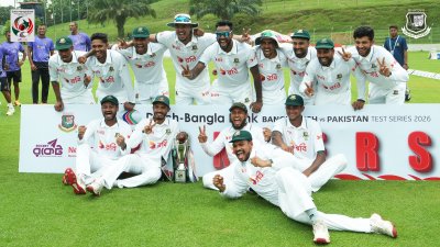 ট্রফি সহ পুরো দল।