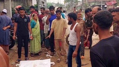 ঘটনাস্থলে স্থানীয়দের ভিড়