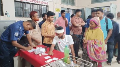 আহত নাজমুল হোসেন হাকিমপুর উপজেলা স্বাস্থ্য কমপ্লেক্সে চিকিৎসাধীন