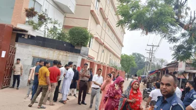 বেতন, ঈদের ছুটি বাড়ানোসহ কয়েকটি দাবিতে বিক্ষোভ করেন শ্রমিকরা