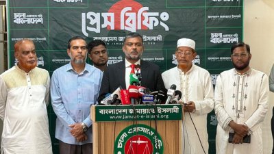 জামায়াতের কেন্দ্রীয় কার্যালয়ে আয়োজিত সংবাদ সম্মেলনে বক্তব্য রাখেন দলের কর্মপরিষদের সদস্য ও সিনিয়র আইনজীবী শিশির মোহাম্মদ মনির