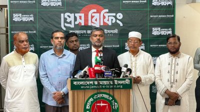 জামায়াতের সংবাদ সম্মেলনে কথা বলছেন অ্যাডভোকেট শিশির মোহাম্মদ মনির