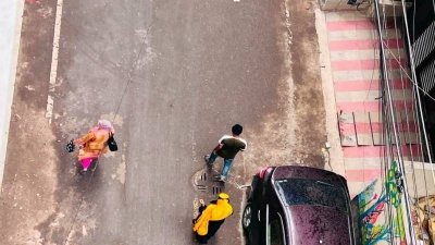 বৃষ্টিতে ভেজা সড়কে কর্মব্যস্ত মানুষের চলাচল