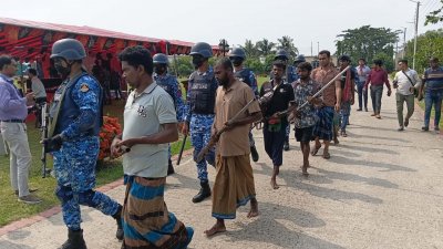 কোস্টগার্ডের আহ্বানে সাড়া দিয়ে আত্মসমর্পণ করেছেন সাত জন