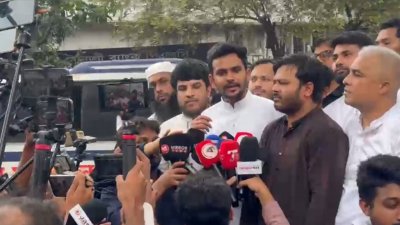 জাতীয় প্রেস ক্লাবের সামনে এক বিক্ষোভ সমাবেশে কথা বলছেন এনসিপির মুখপাত্র আসিফ মাহমুদ সজীব ভূঁইয়া। ছবি: সংগৃহীত