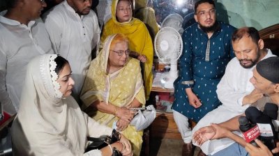 রামিসার পল্লবীর বাসায় বিএনপির স্থায়ী কমিটির সদস্য ও সংরক্ষিত নারী সংসদ সদস্য সেলিমা রহমান। ছবি: সংগৃহীত