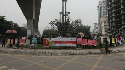 শিশু ও নারী নির্যাতন, ধর্ষণ ও সহিংসতার প্রতিবাদে রাজধানীর কাওরান বাজারে মানববন্ধন। ছবি: নাসিরুল ইসলাম