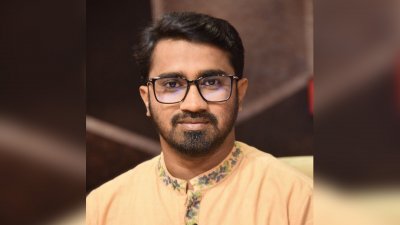 রাশেদ খাঁনের ছবিটি তার ফেসবুক অ্যাকাউন্ট থেকে নেওয়া।