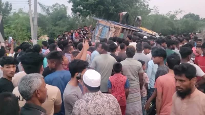 ডোমারে সড়ক দুর্ঘটনাস্থলে স্থানীয়রা