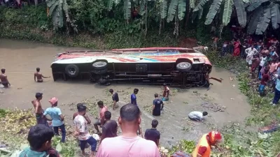 দুর্ঘটনায় বাস উল্টে পড়ে খাদে