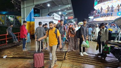 ঈদুল আজহাকে সামনে রেখে রাজধানীর সদরঘাট লঞ্চ টার্মিনালে শুরু হয়েছে ঘরমুখো মানুষের বাড়ি ফেরা