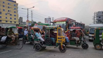 অটোরিকশার কারণে মহাসড়কে উভয়মুখী যানবাহন আটকে থাকতে দেখা যায়