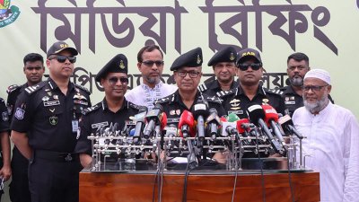 কথা বলছেন র্যাবের মহাপরিচালক অতিরিক্ত আইজিপি মো. আহসান হাবীব পলাশ