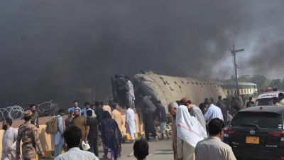 উদ্ধারকারী দল ও ফায়ার সার্ভিস সদস্যরা দ্রুত ঘটনাস্থলে পৌঁছে পরিস্থিতি নিয়ন্ত্রণে কাজ শুরু করে। ছবি: এপি