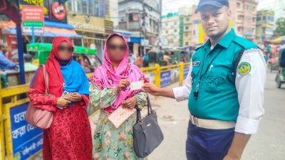কুড়িয়ে পাওয়া ব্যাগ মালিকের কাছে হস্তান্তর করছেন ট্রাফিক বিভাগের কনস্টেবল মানিক। ছবি: সংগৃহীত