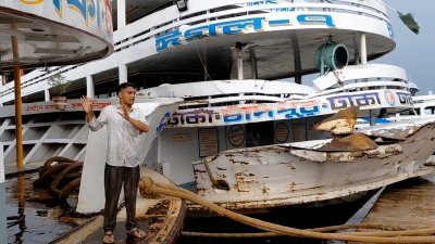 চাঁদপুরে ঝড়ের মধ্যে দ্রুত ঘাটে ভিড়তে গিয়ে দুই যাত্রীবাহী লঞ্চের সংঘর্ষে অন্তত ১০ জন যাত্রী আহত হয়েছেন