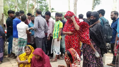 সড়ক দুর্ঘটনায় নওগাঁর মান্দা উপজেলার একটি গ্রামের সাত জনসহ মোট ১০ জন নিহত হয়েছেন, এ ঘটনায় পুরো গ্রামে নেমেছে শোকের ছায়া, কাঁদছেন স্বজনরা