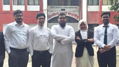 জামিনে মুক্ত এনসিপি নেতা তারেক রেজা (মাঝে)