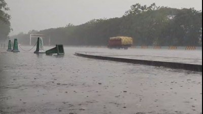 পদ্মা সেতুতে সীমিত পরিমাণ যান চলাচল করছে
