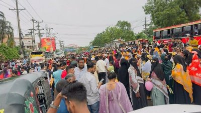 একটি পোশাক কারখানার শ্রমিকরা বেতন ও বোনাসের দাবিতে ঢাকা-চট্টগ্রাম মহাসড়ক অবরোধ করে