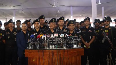কথা বলছেন ব্যাবের মহাপরিচালক অতিরিক্ত আইজিপি মো. আহসান হাবীব পলাশ