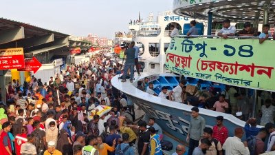 হাতিয়া, বেতুয়া ও মনপুরা অঞ্চলে নৌপথ ছাড়া বিকল্প যোগাযোগ ব্যবস্থা না থাকায় যাত্রীদের দুর্ভোগ বেড়েছে