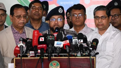 জাতীয় ঈদগাহ মাঠ পরিদর্শন শেষে আয়োজিত সংবাদ সম্মেলনে ব্রিফিং করেন ডিএমপি কমিশনার মোসলেহ উদ্দিন আহমেদ। ছবি: বাংলা ট্রিবিউন