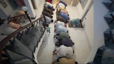 ঢাকার ধামরাইয়ে পবিত্র ঈদুল আজহার নামাজ অনুষ্ঠিত। ছবি: বাংলা ট্রিবিউন